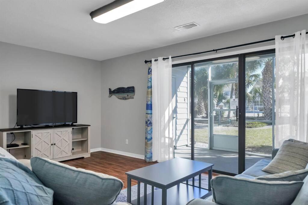 Apartment Updated Townhome W/pool, Walk To The Destin