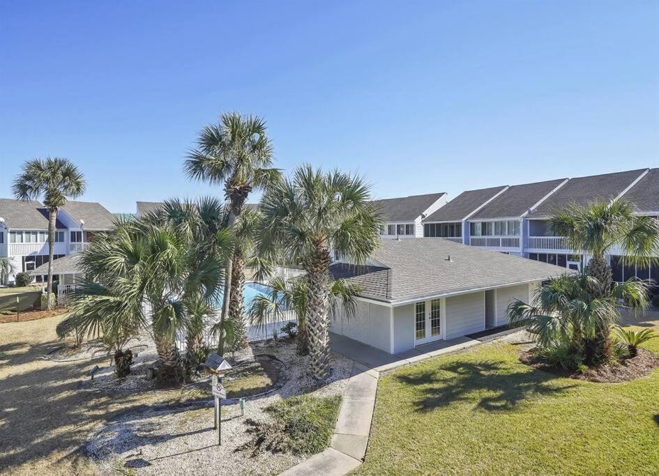 Updated Townhome W/pool, Walk To The Destin