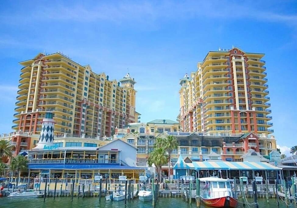 Apartment Updated Townhome W/pool, Walk To The