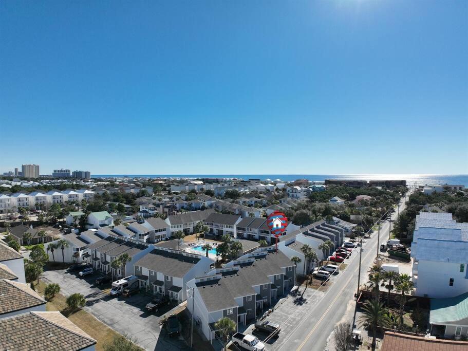 Apartment Updated Townhome W/pool, Walk To The *