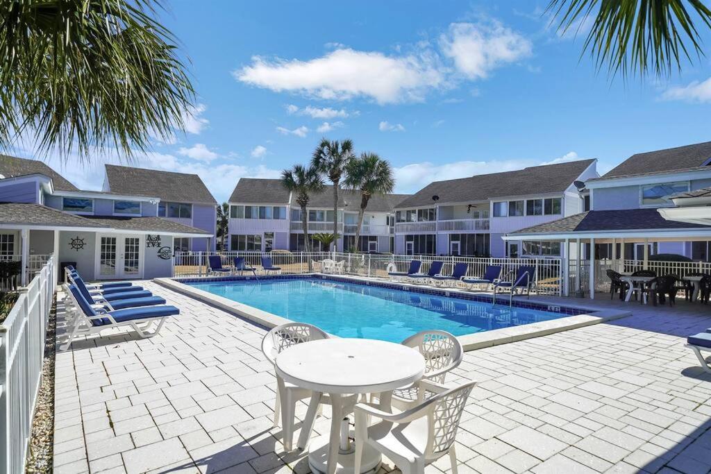 Updated Townhome W/pool, Walk To The Apartment *