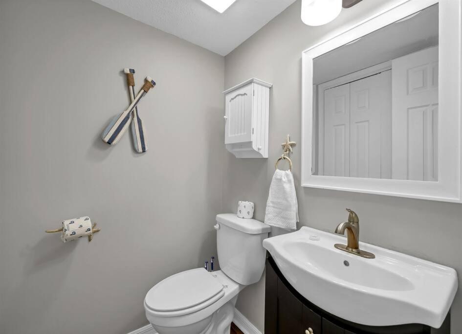 Apartment Updated Townhome W/pool, Walk To The