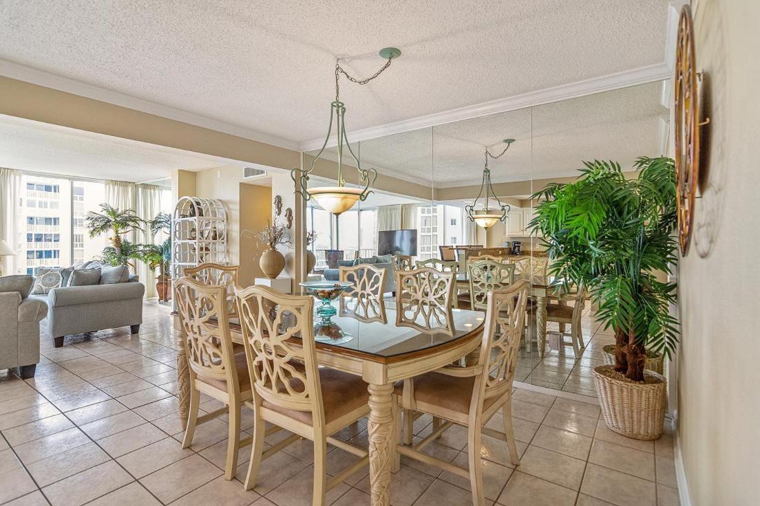 1056 Shoreline Towers Spacious & Charming *