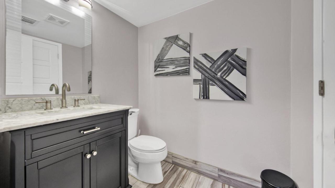 Red Hot Retreat - Updated Isle Townhome On The Harbor