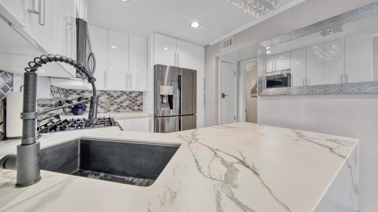 Holiday home Red Hot Retreat - Updated Isle Townhome On The Harbor *