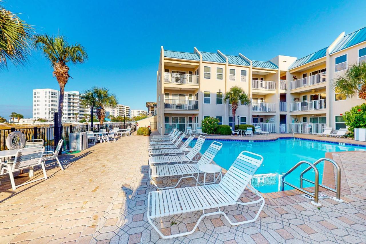 Poolside 303 *