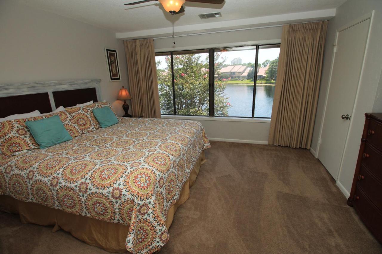 Holiday home Charming 2 Bed 2 Bath Overlooking Horseshoe Lake. Sandestin. *