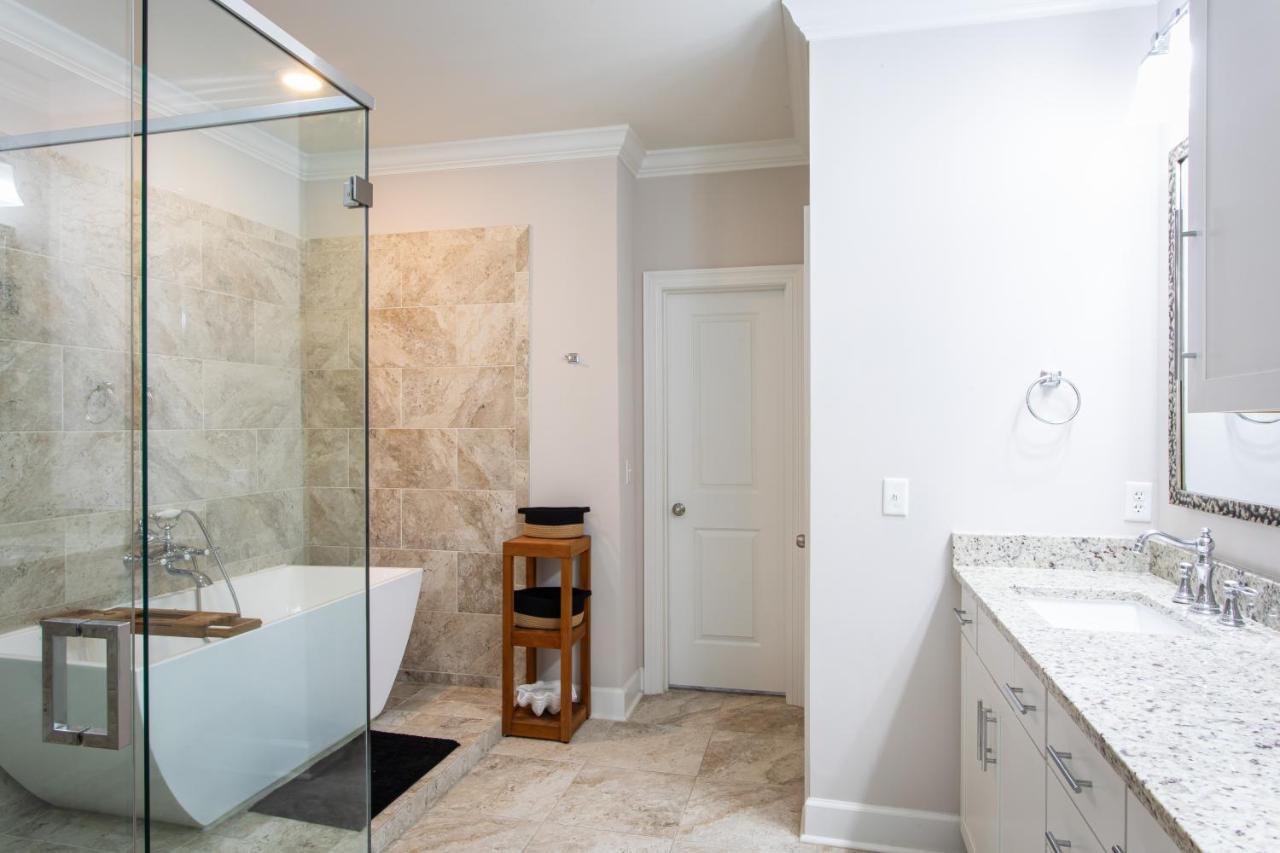 Lux Beatles Themed Home, 5 Min Walk To + Golf Cart, Dog Friendly! Holiday home *