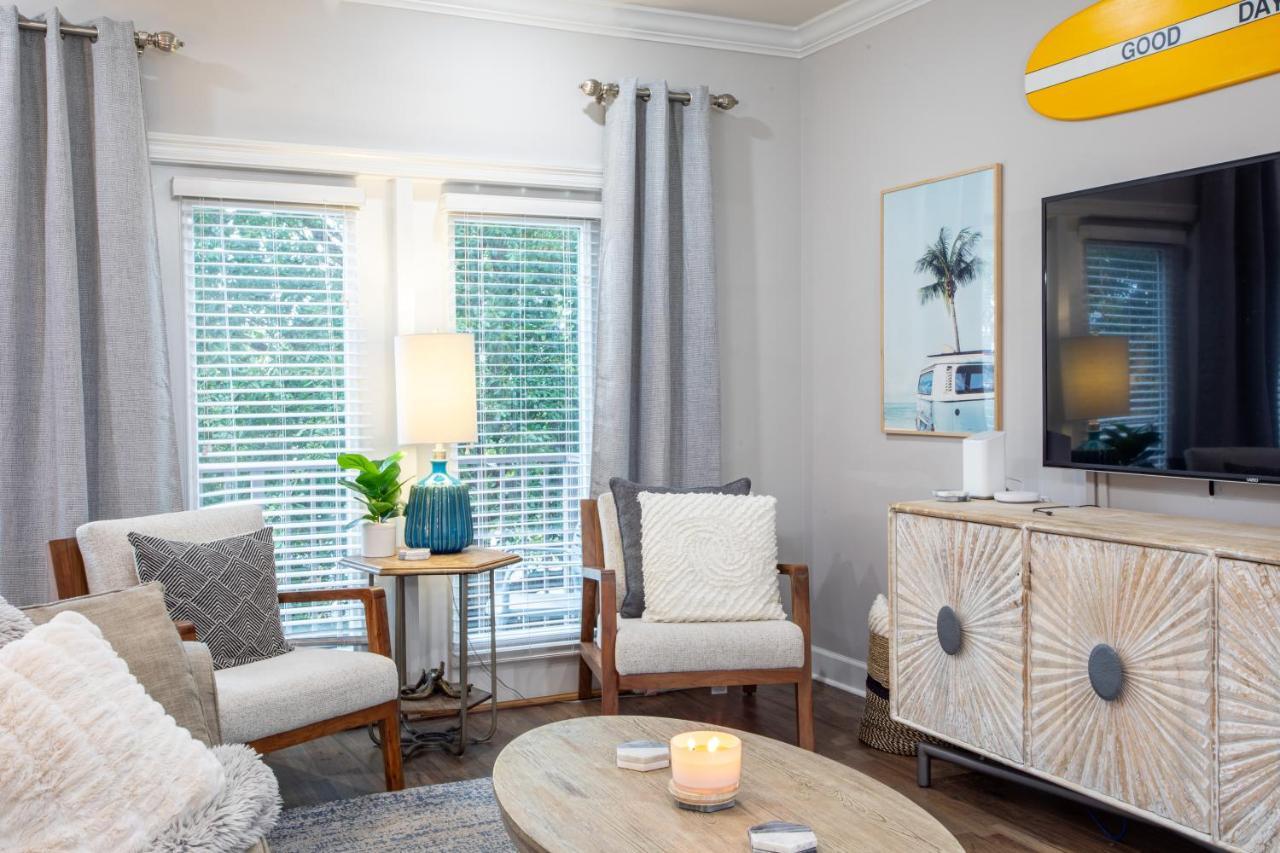 Lux Beatles Themed Home, 5 Min Walk To + Golf Cart, Dog Friendly! Destin