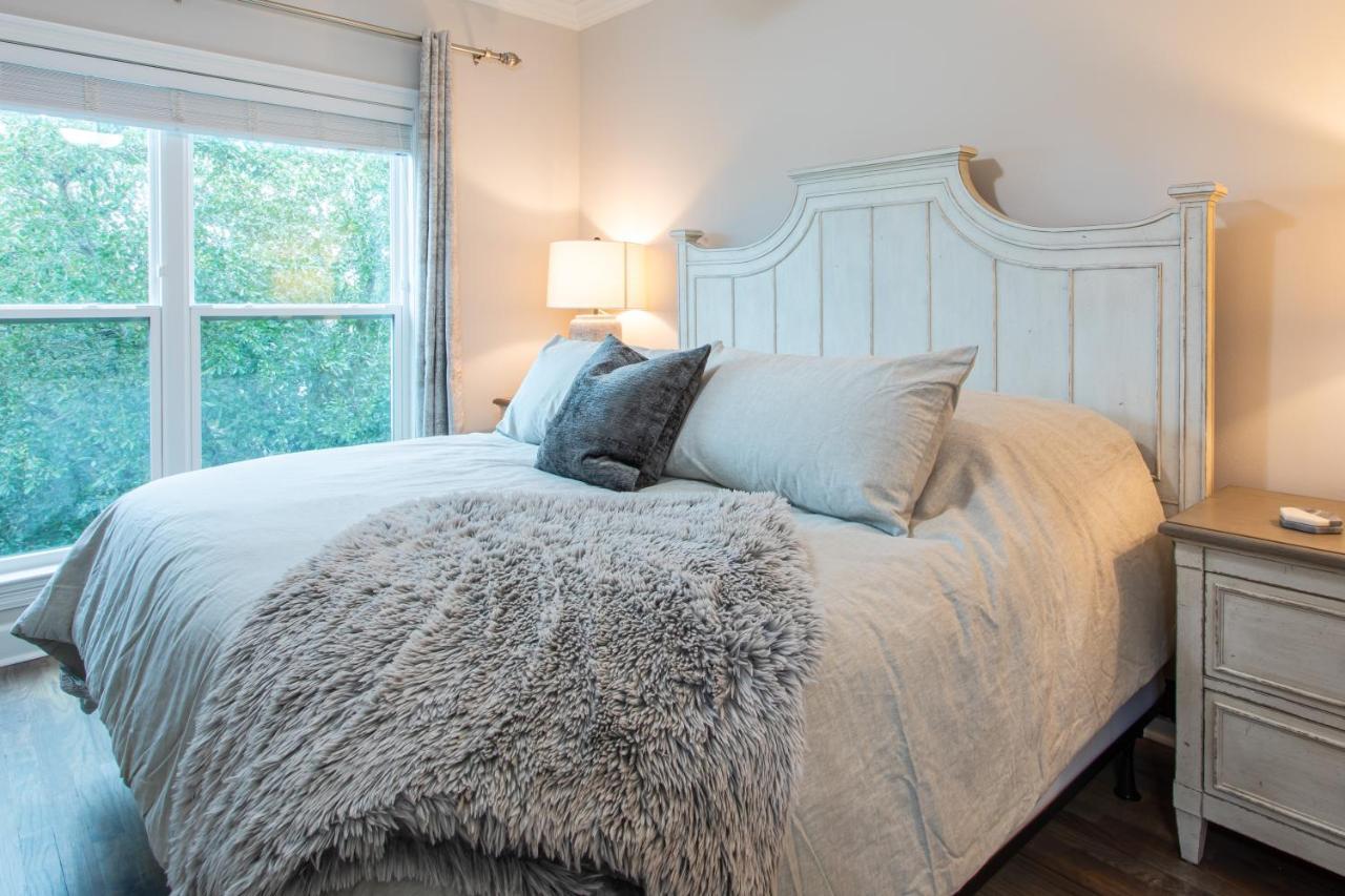 Holiday home Lux Beatles Themed Home, 5 Min Walk To + Golf Cart, Dog Friendly! Destin