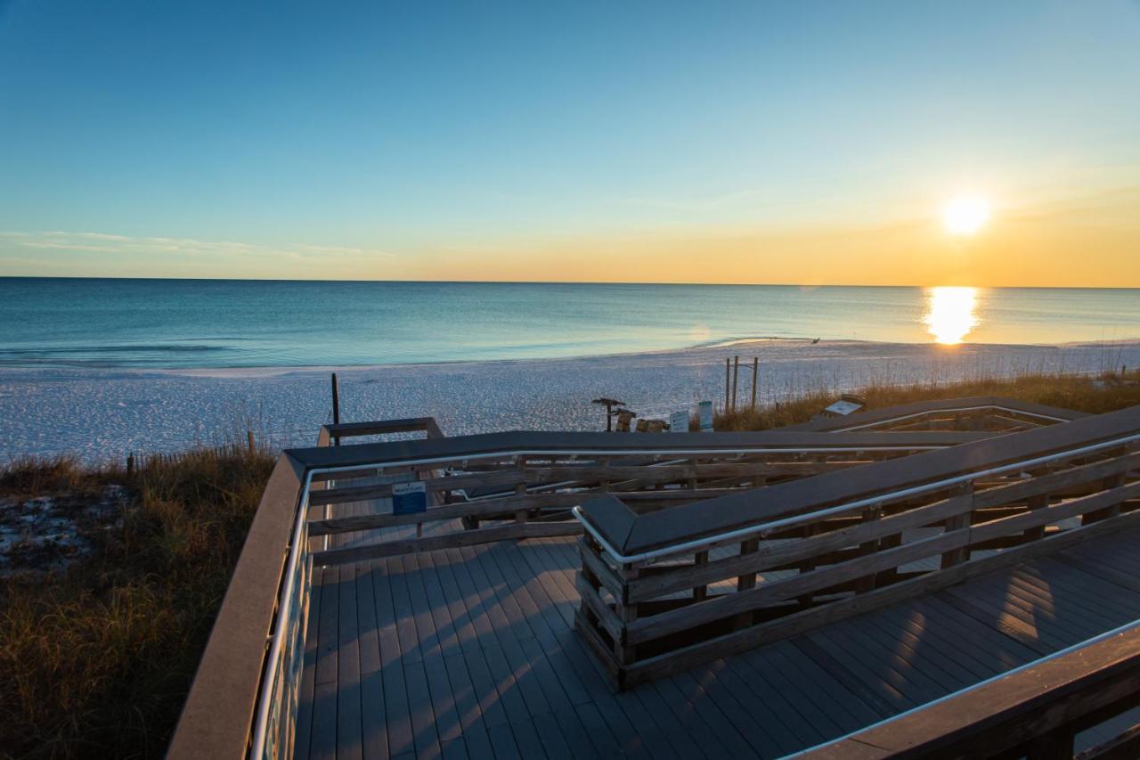 Lux Beatles Themed Home, 5 Min Walk To + Golf Cart, Dog Friendly! Holiday home Destin