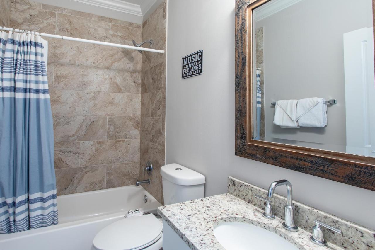 Lux Beatles Themed Home, 5 Min Walk To + Golf Cart, Dog Friendly! Holiday home *