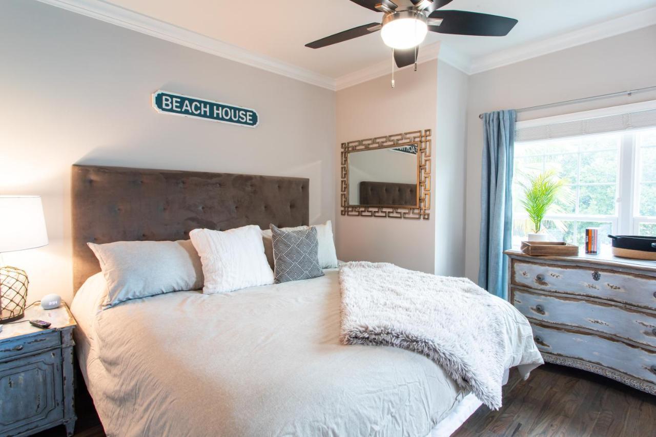 Holiday home Lux Beatles Themed Home, 5 Min Walk To + Golf Cart, Dog Friendly! Destin