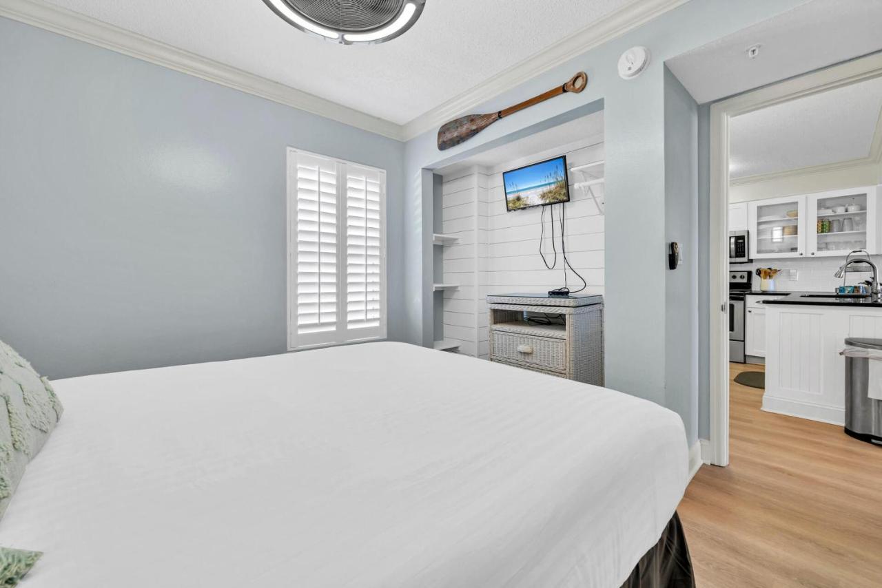 Beach Front Condo! Private Balcony! Heart Of Destin! 1915 Pelican Beach! Holiday home