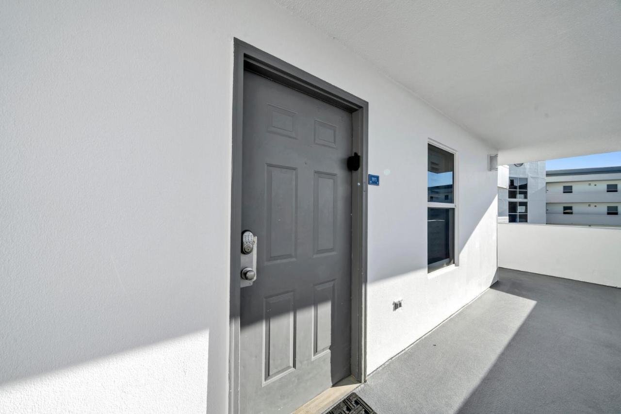 Holiday home Beach Front Condo! Private Balcony! Heart Of Destin! 1915 Pelican Beach! Destin