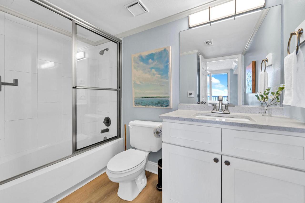 Beach Front Condo! Private Balcony! Heart Of Destin! 1915 Pelican Beach! Holiday home