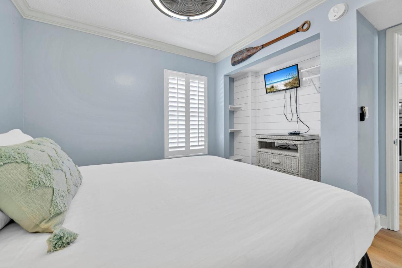 Holiday home Beach Front Condo! Private Balcony! Heart Of Destin! 1915 Pelican Beach! *