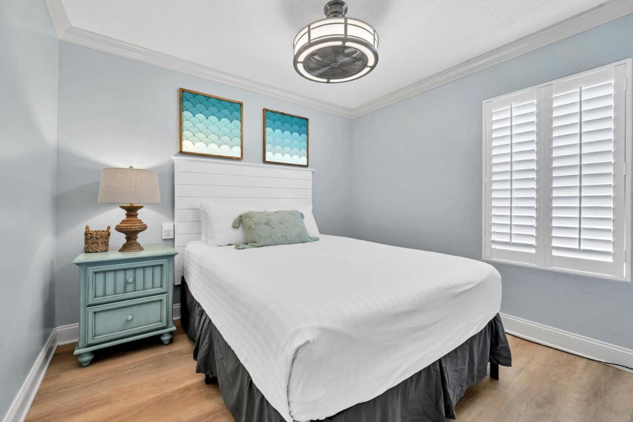 Holiday home Beach Front Condo! Private Balcony! Heart Of Destin! 1915 Pelican Beach! *