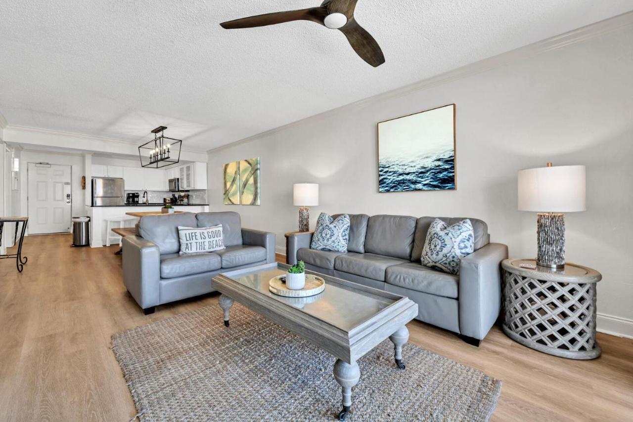 Beach Front Condo! Private Balcony! Heart Of Destin! 1915 Pelican Beach! Holiday home