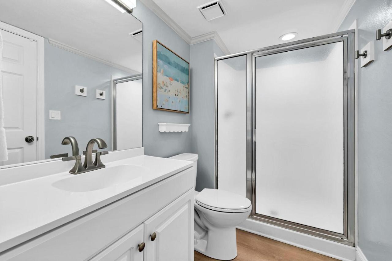 Beach Front Condo! Private Balcony! Heart Of Destin! 1915 Pelican Beach! *