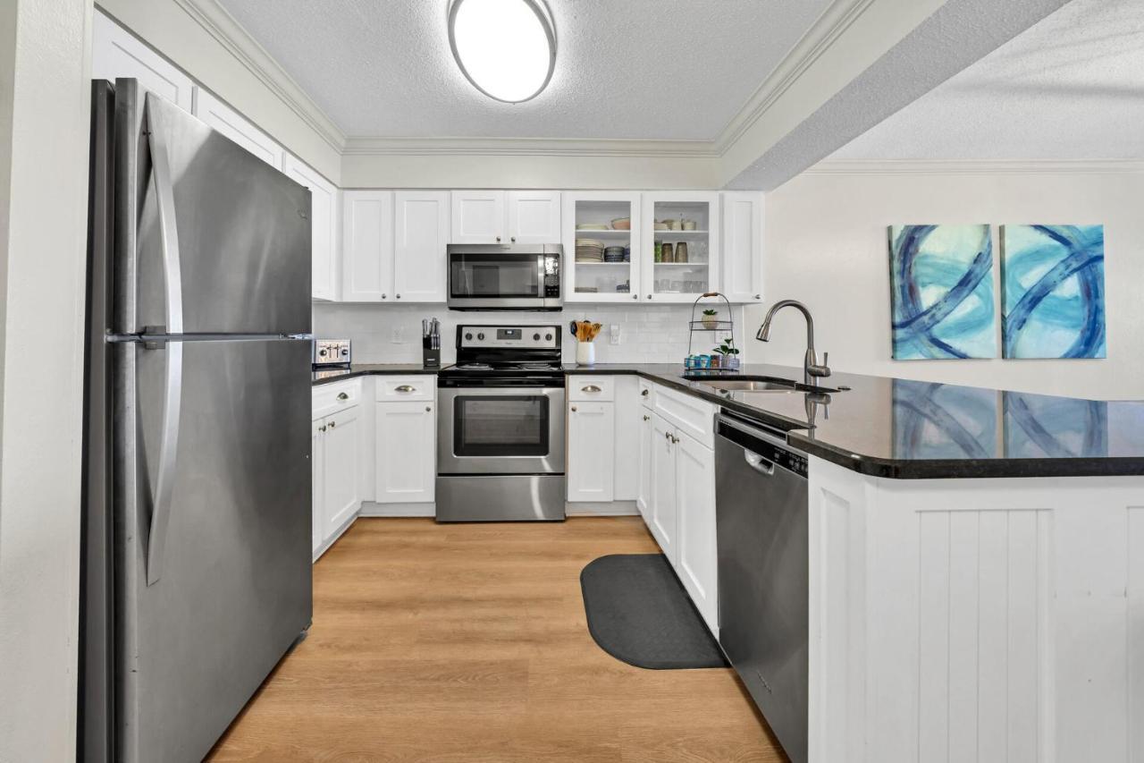Beach Front Condo! Private Balcony! Heart Of Destin! 1915 Pelican Beach! Holiday home Destin