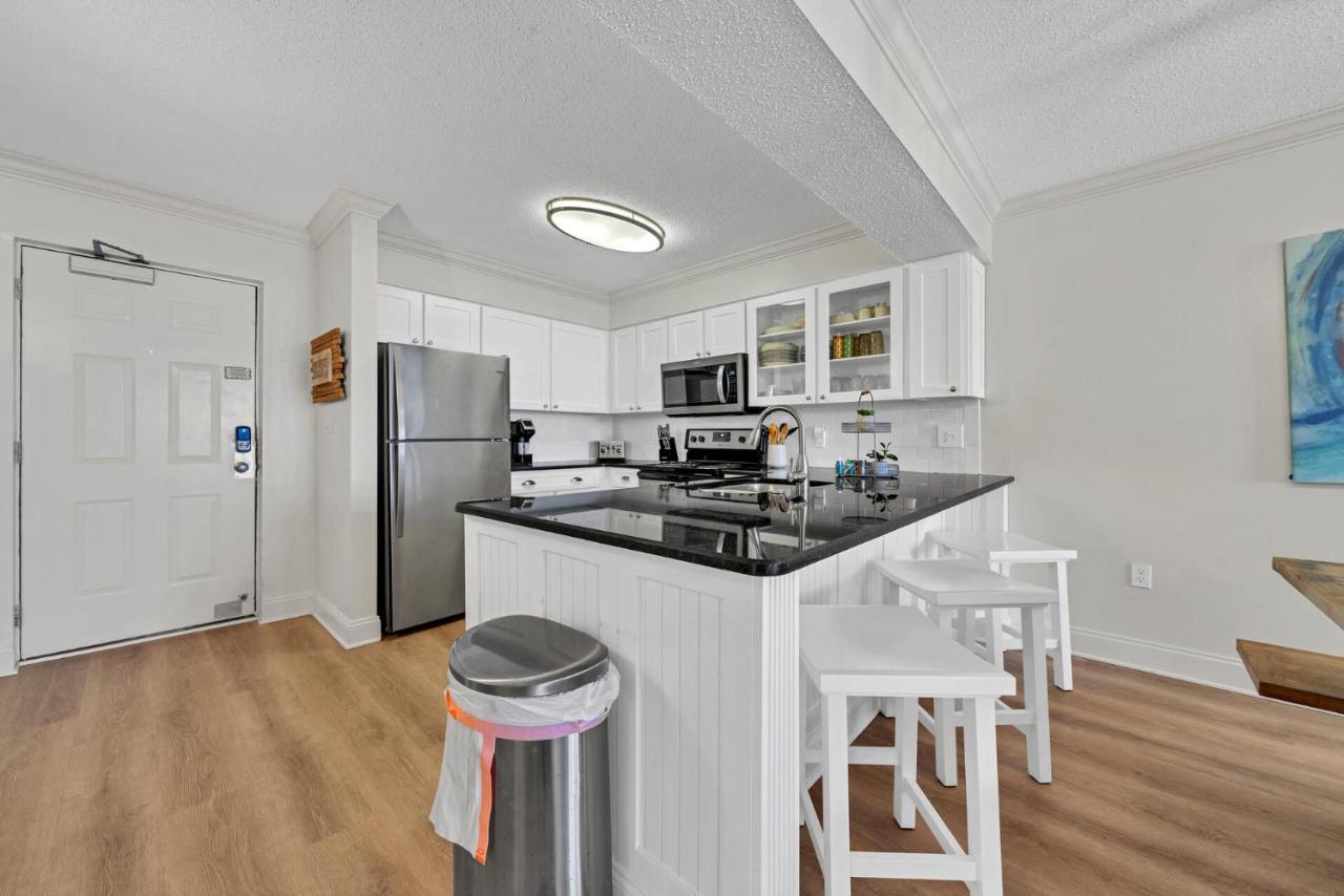 Beach Front Condo! Private Balcony! Heart Of Destin! 1915 Pelican Beach! Holiday home *