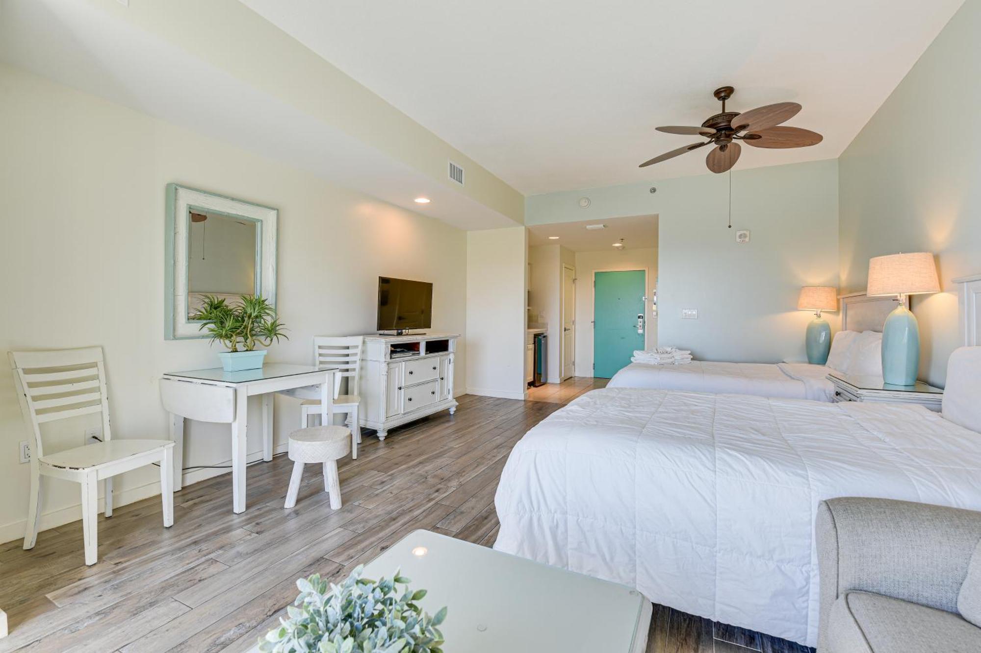 With Pool - Walk To Beach! Apartment Destin