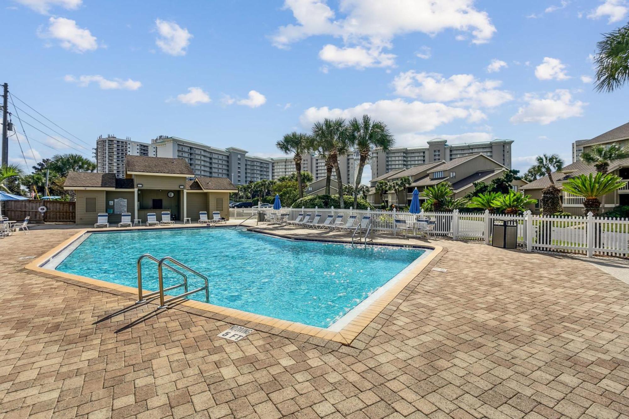 Walk 2 Golf Dining & -sleeps 12