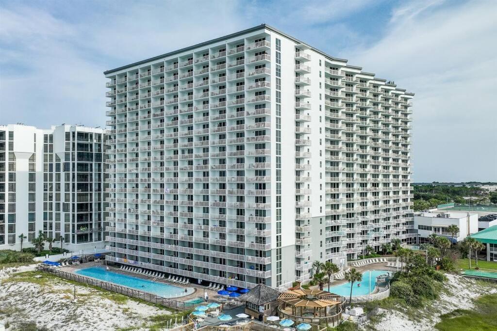Pelican 810 Aquamarine * Destin