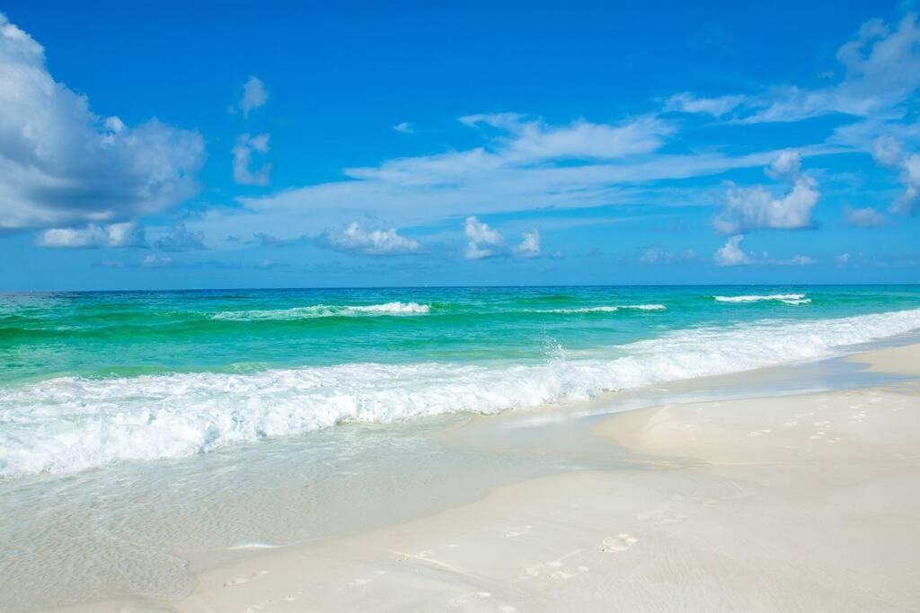 Pelican 810 Aquamarine * Destin
