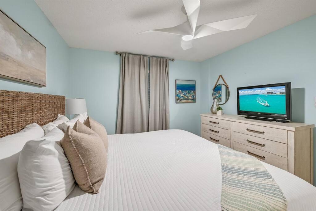 Pelican 604 Shore Thing Destin