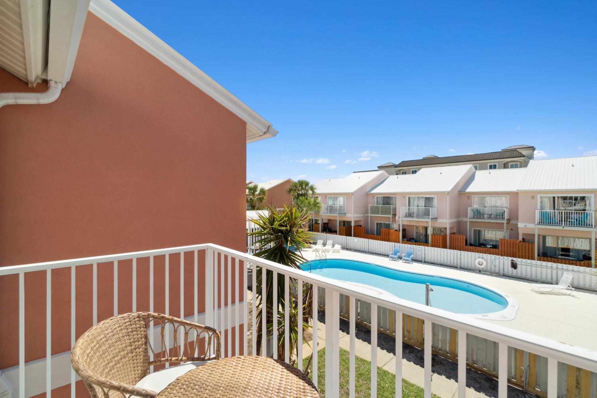 Holiday home !! New !! 5min Walk 2 Miramar Beach, Mins To Shopping, Steps To Pool, Patio And Yard, Dog Friendly, 1gb Wifi *