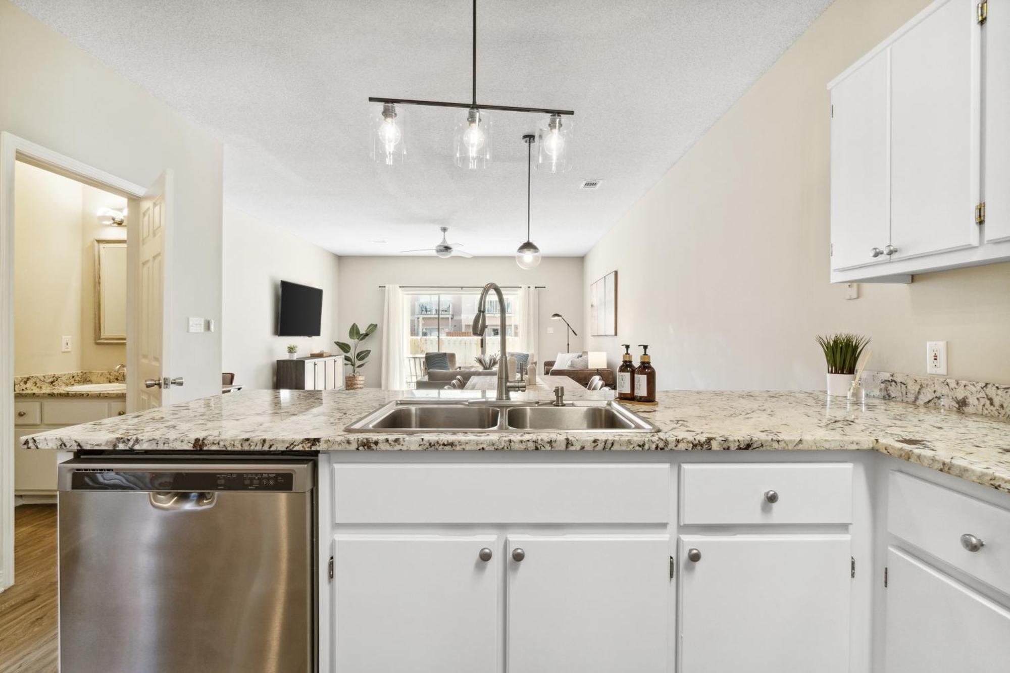 !! New !! 5min Walk 2 Miramar Beach, Mins To Shopping, Steps To Pool, Patio And Yard, Dog Friendly, 1gb Wifi * Destin