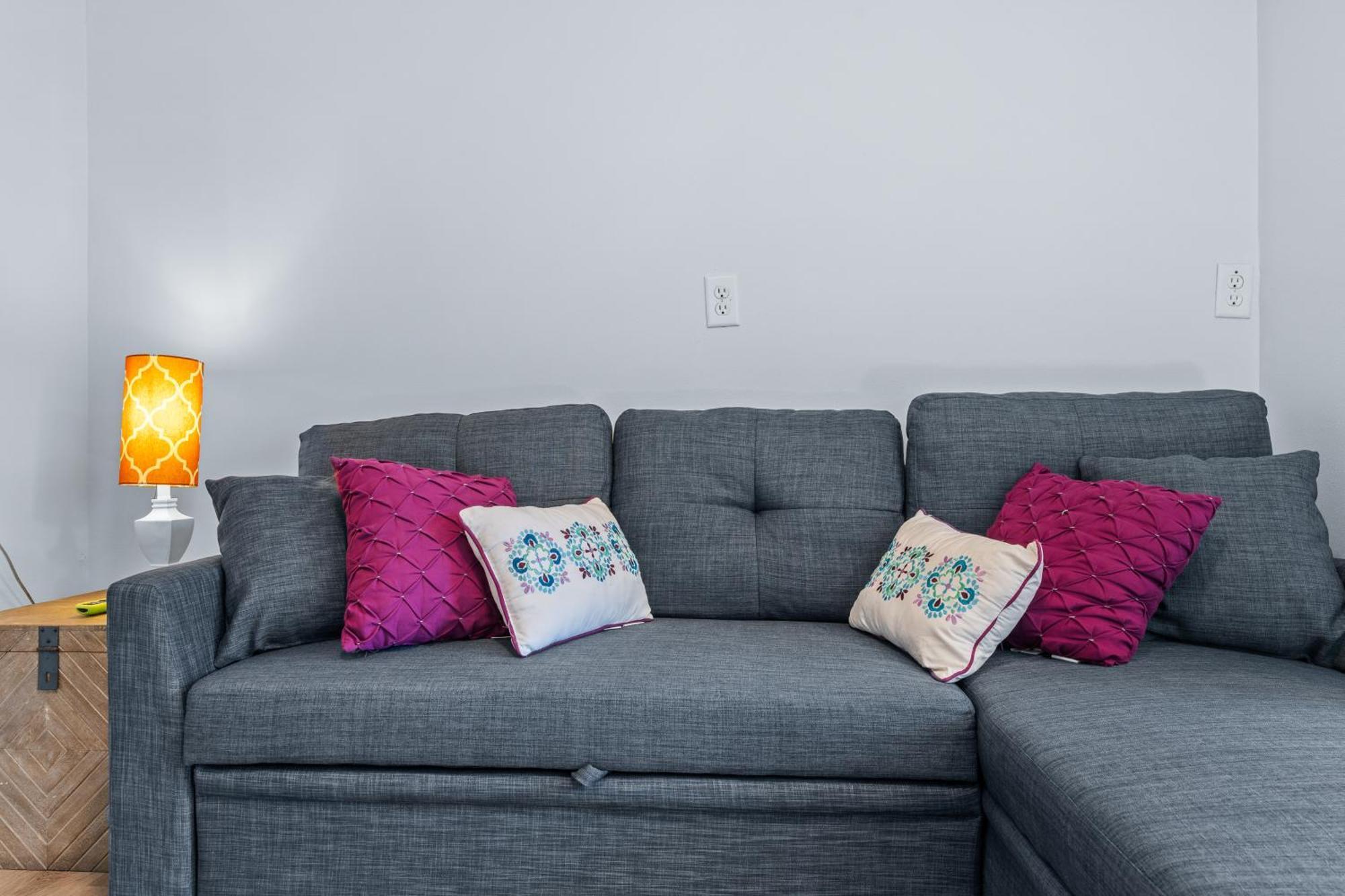 Holiday home Zula Retreat: Pet-friendly Oasis With Pool, Steps From Shore
