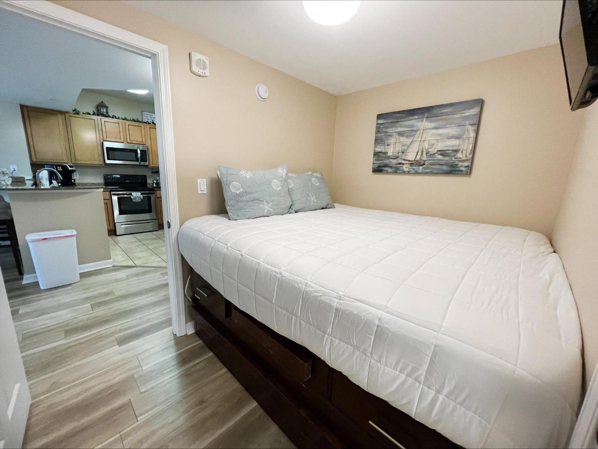 Palms #1813 Jr. 2br *