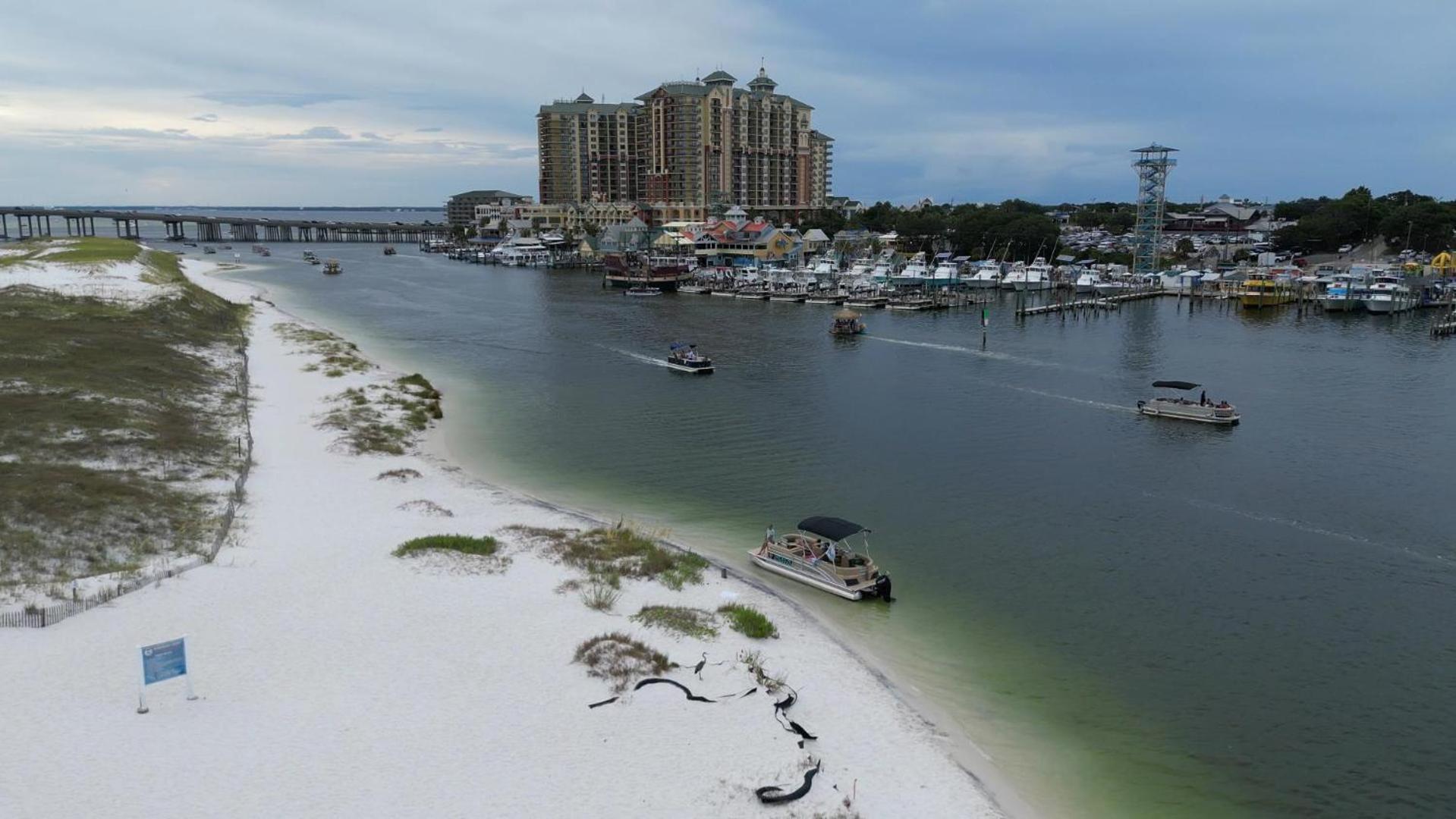 Luxurious House, Private Heated Pool, Dedicated Office, Mins Walk To & Shops Destin