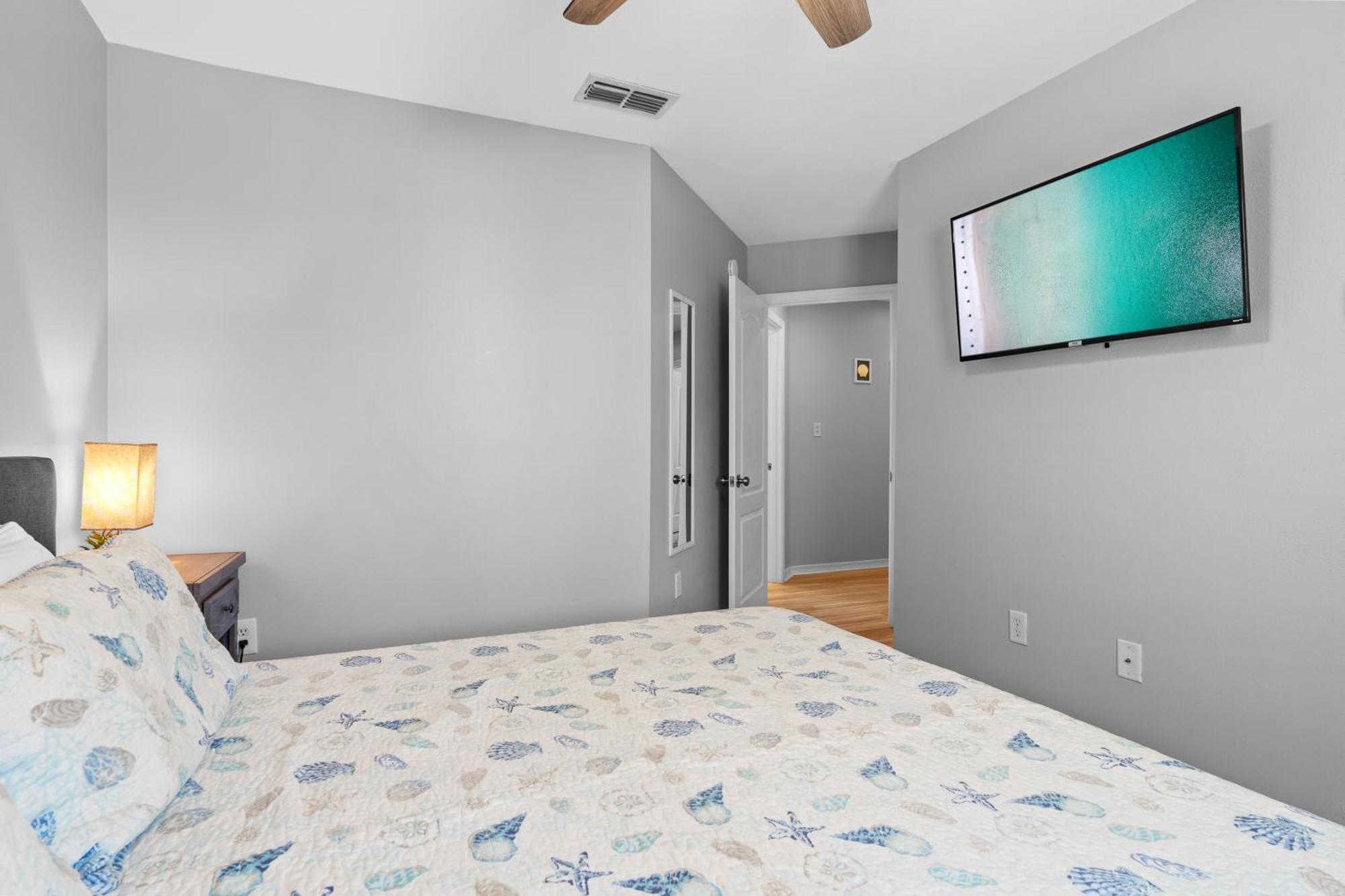 Luxurious House, Private Heated Pool, Dedicated Office, Mins Walk To & Shops
