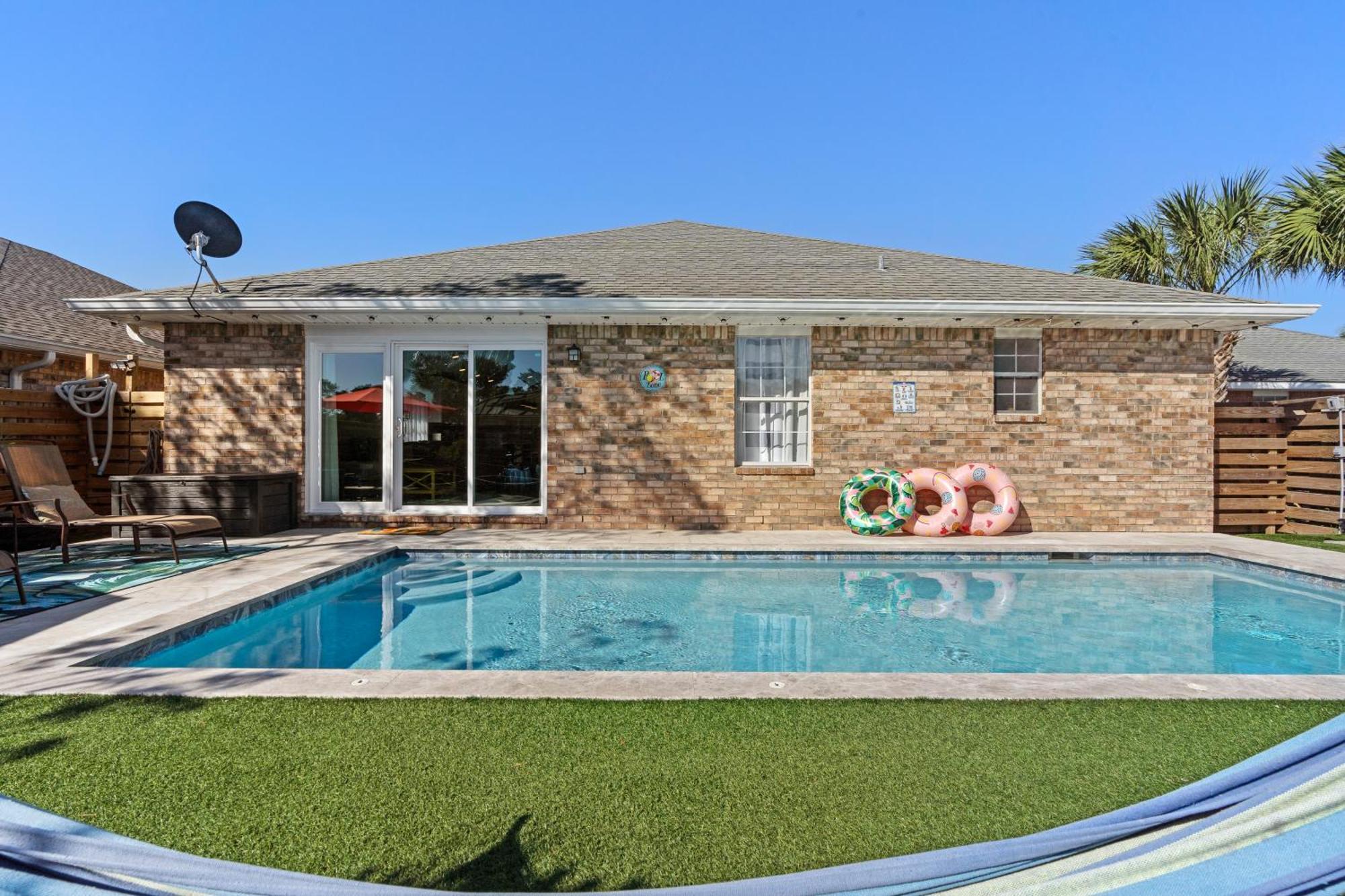 Luxurious House, Private Heated Pool, Dedicated Office, Mins Walk To & Shops
