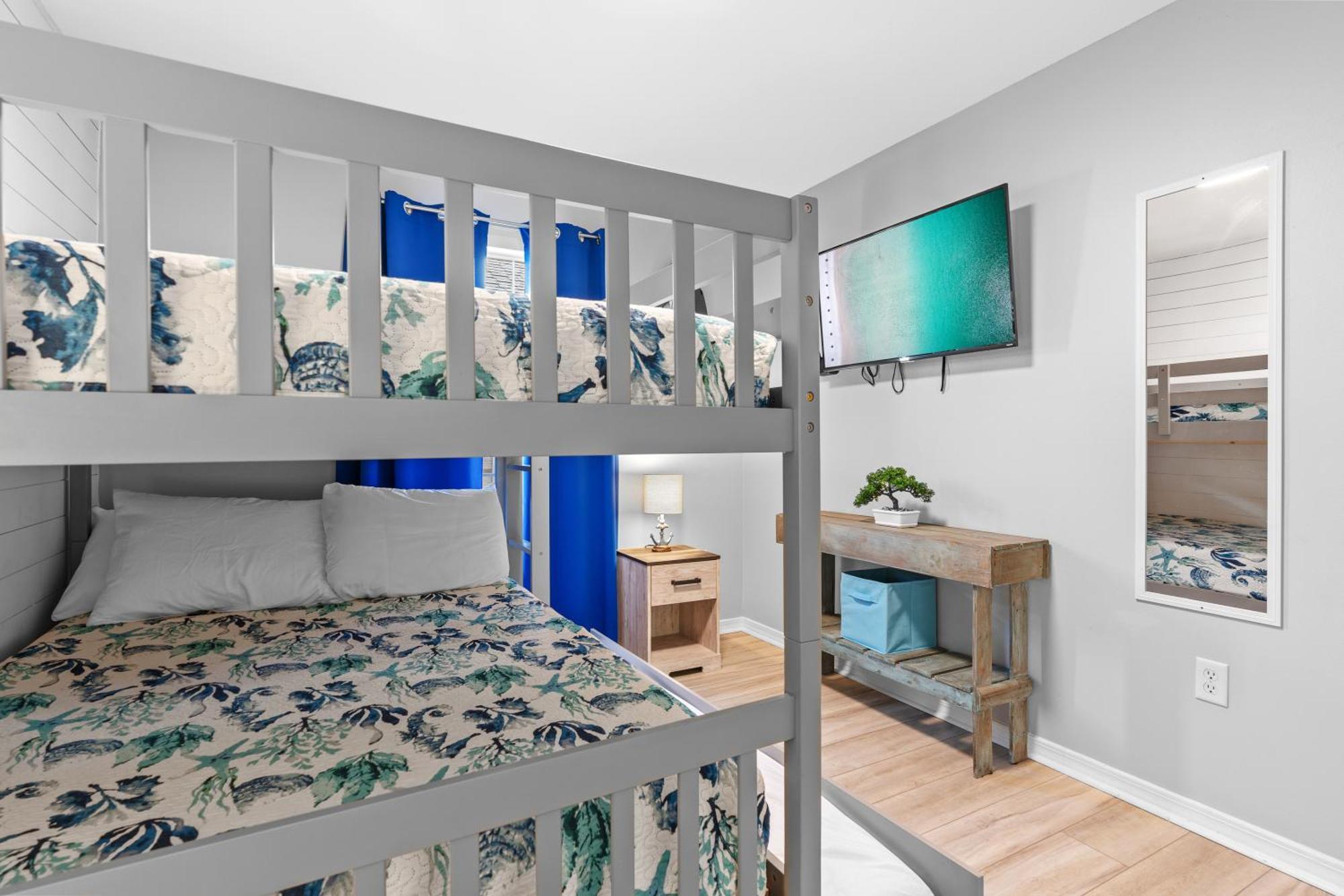 Holiday home Luxurious House, Private Heated Pool, Dedicated Office, Mins Walk To & Shops