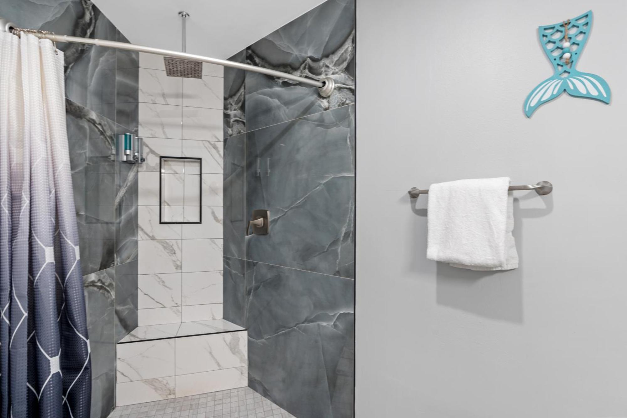 Luxurious House, Private Heated Pool, Dedicated Office, Mins Walk To & Shops * Destin