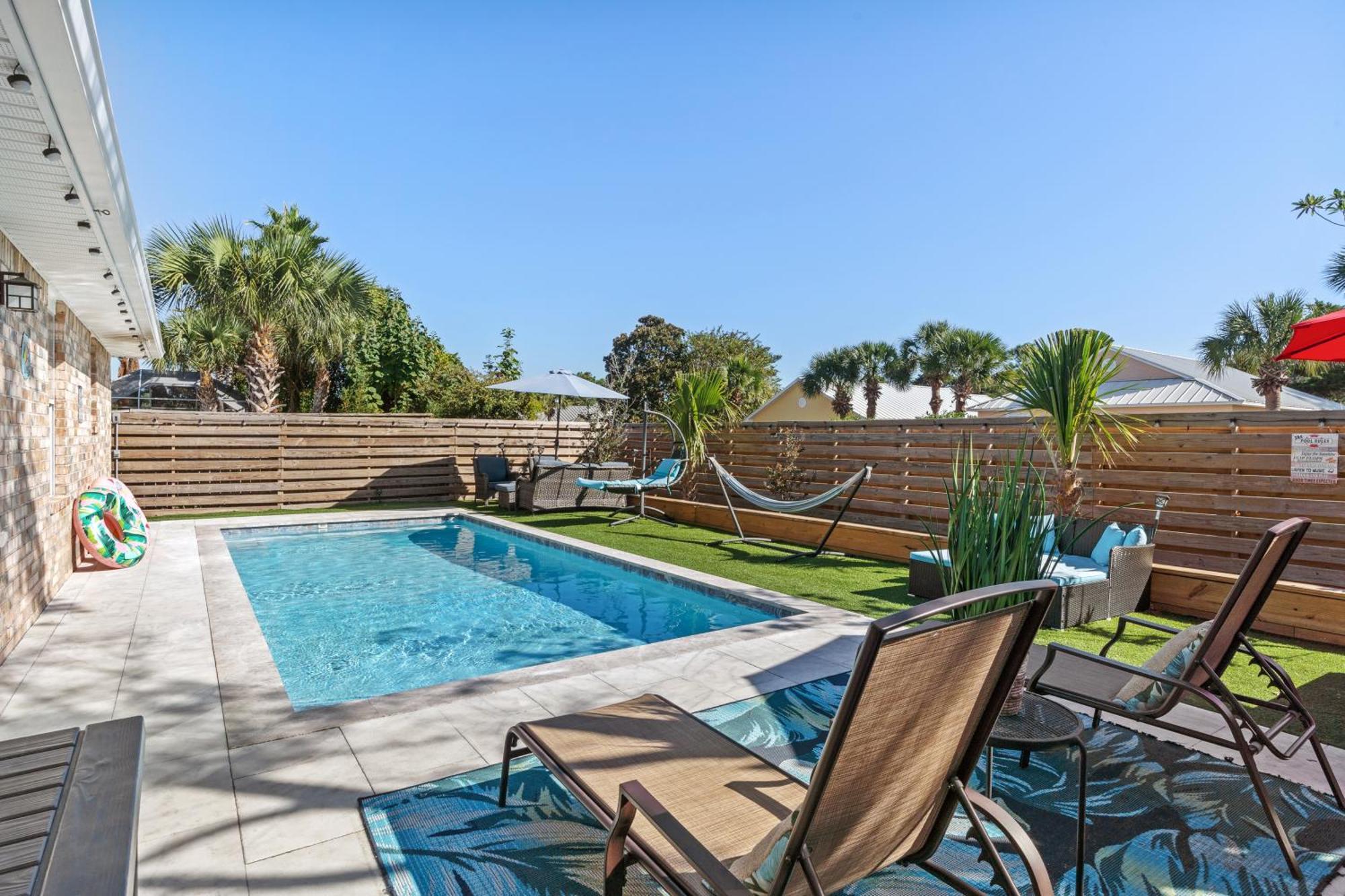 Luxurious House, Private Heated Pool, Dedicated Office, Mins Walk To & Shops Holiday home *