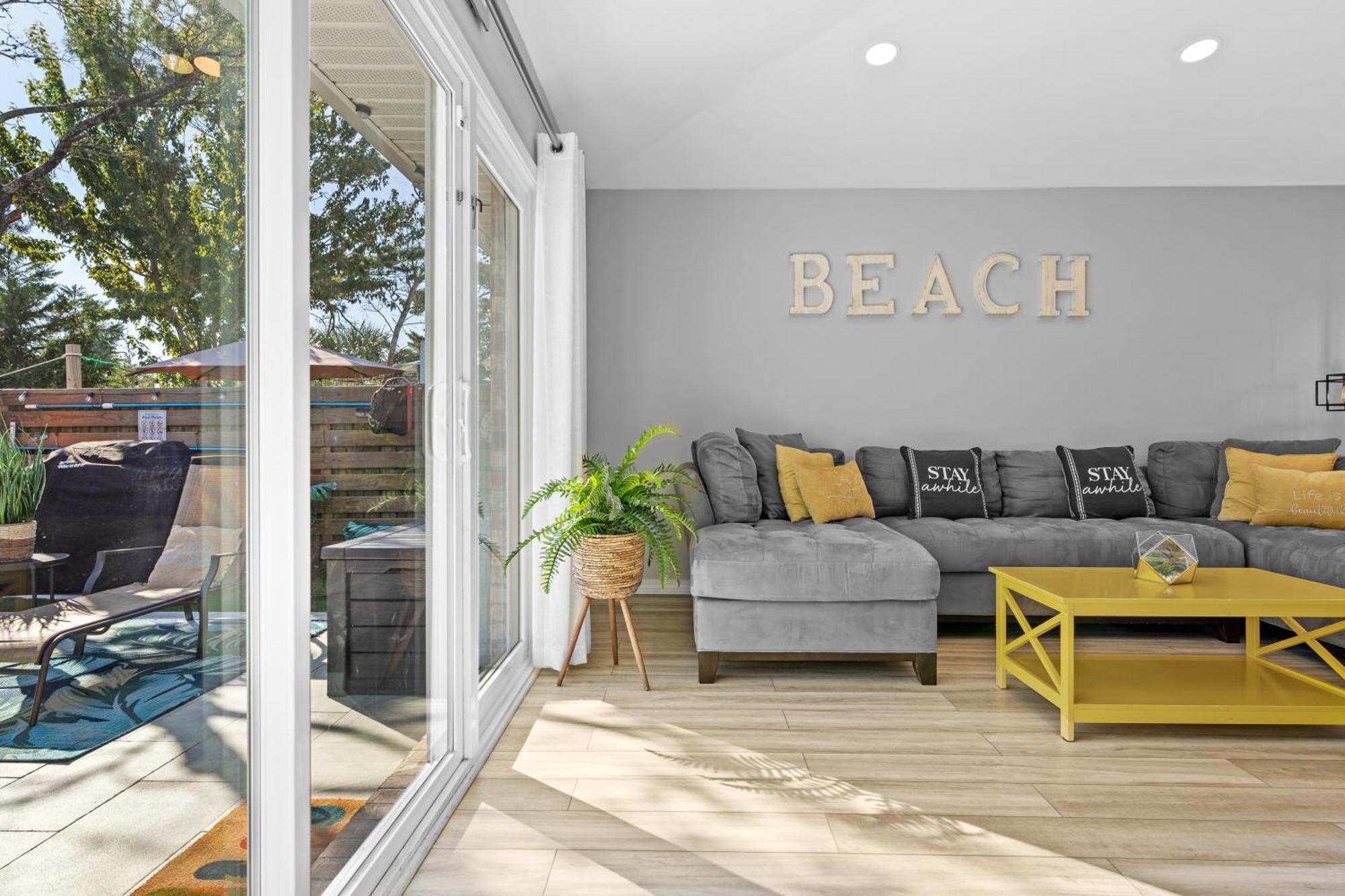 Luxurious House, Private Heated Pool, Dedicated Office, Mins Walk To & Shops Holiday home Destin