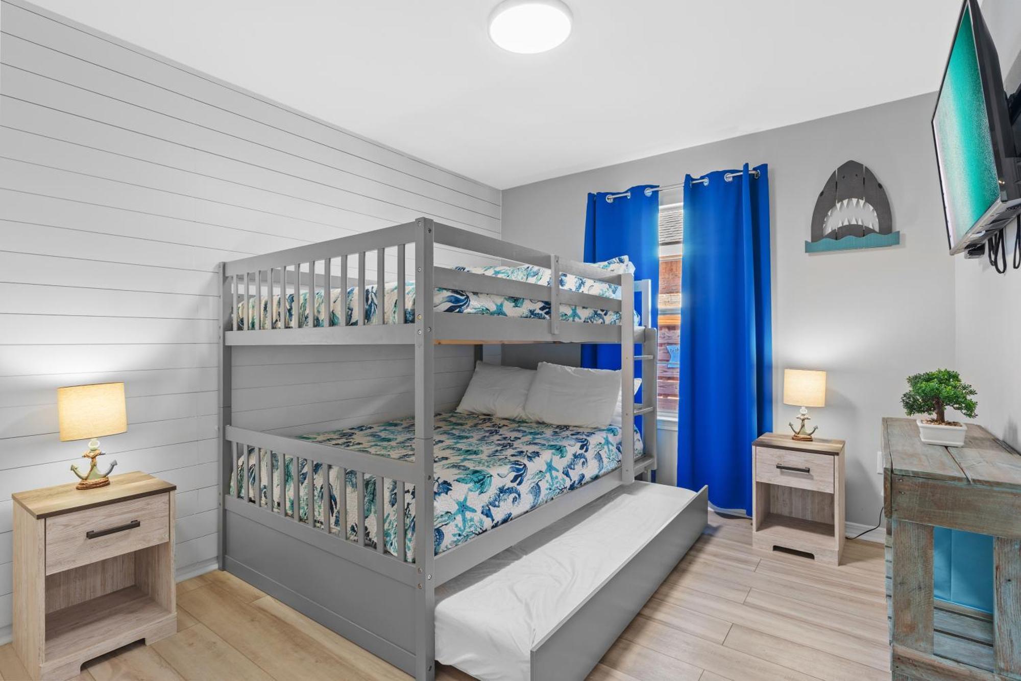 Luxurious House, Private Heated Pool, Dedicated Office, Mins Walk To & Shops Destin
