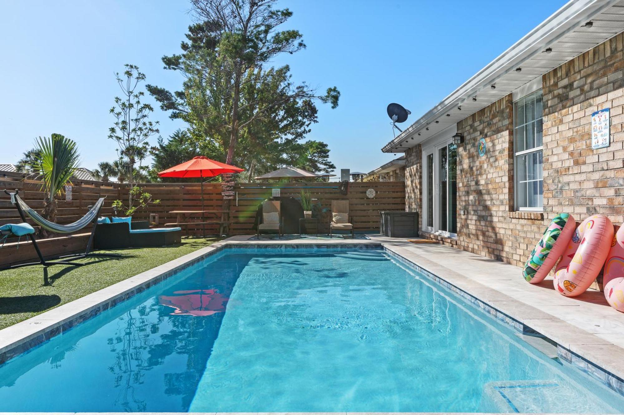 Luxurious House, Private Heated Pool, Dedicated Office, Mins Walk To & Shops Holiday home