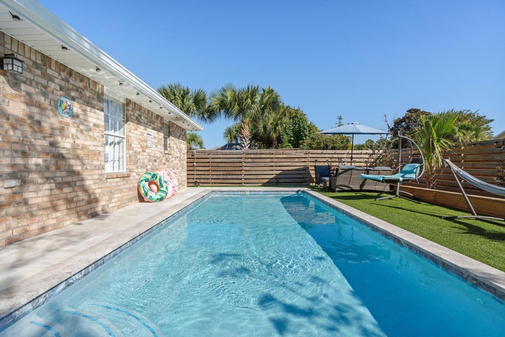 Luxurious House, Private Heated Pool, Dedicated Office, Mins Walk To & Shops *