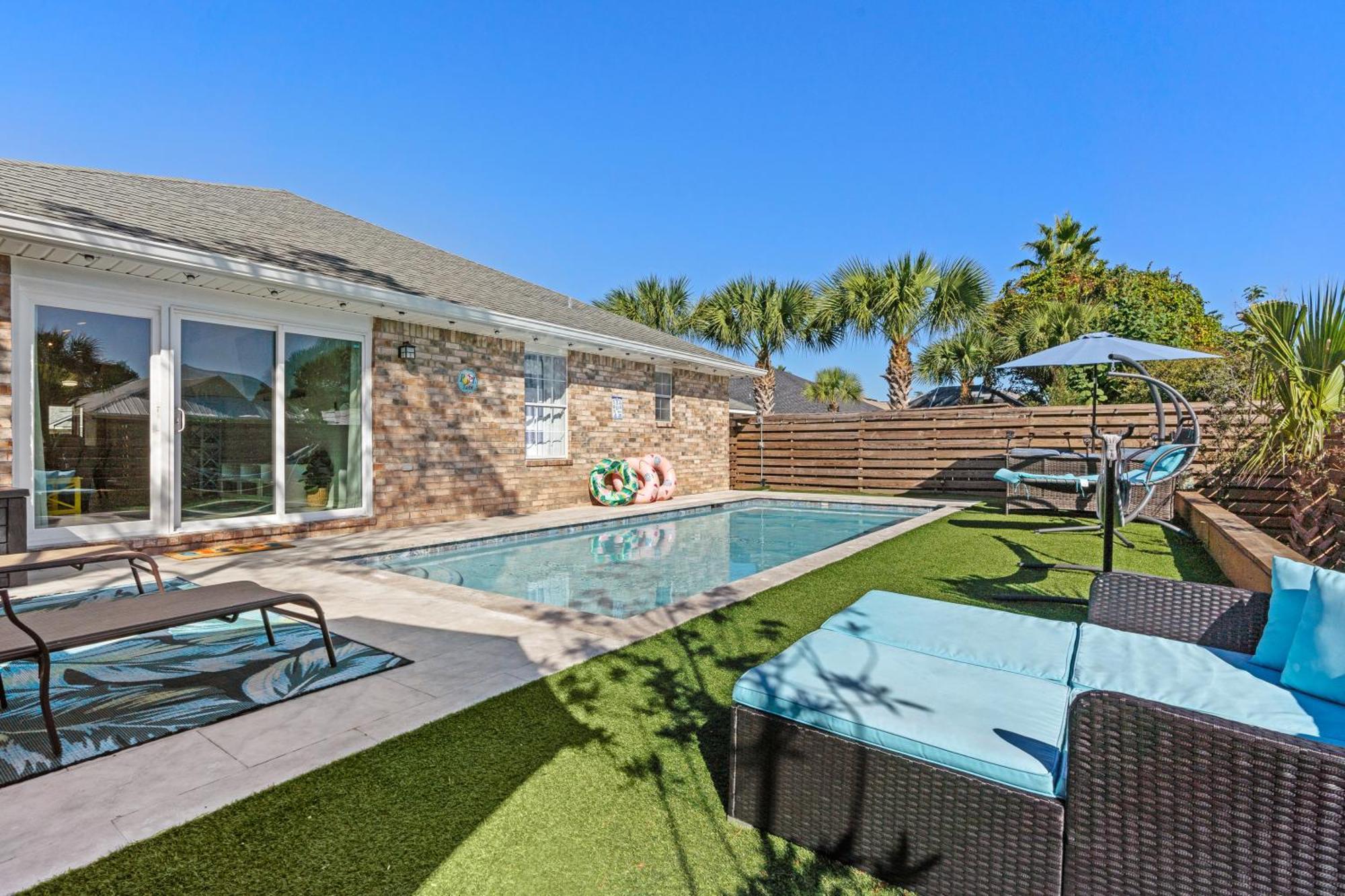 Luxurious House, Private Heated Pool, Dedicated Office, Mins Walk To & Shops Holiday home