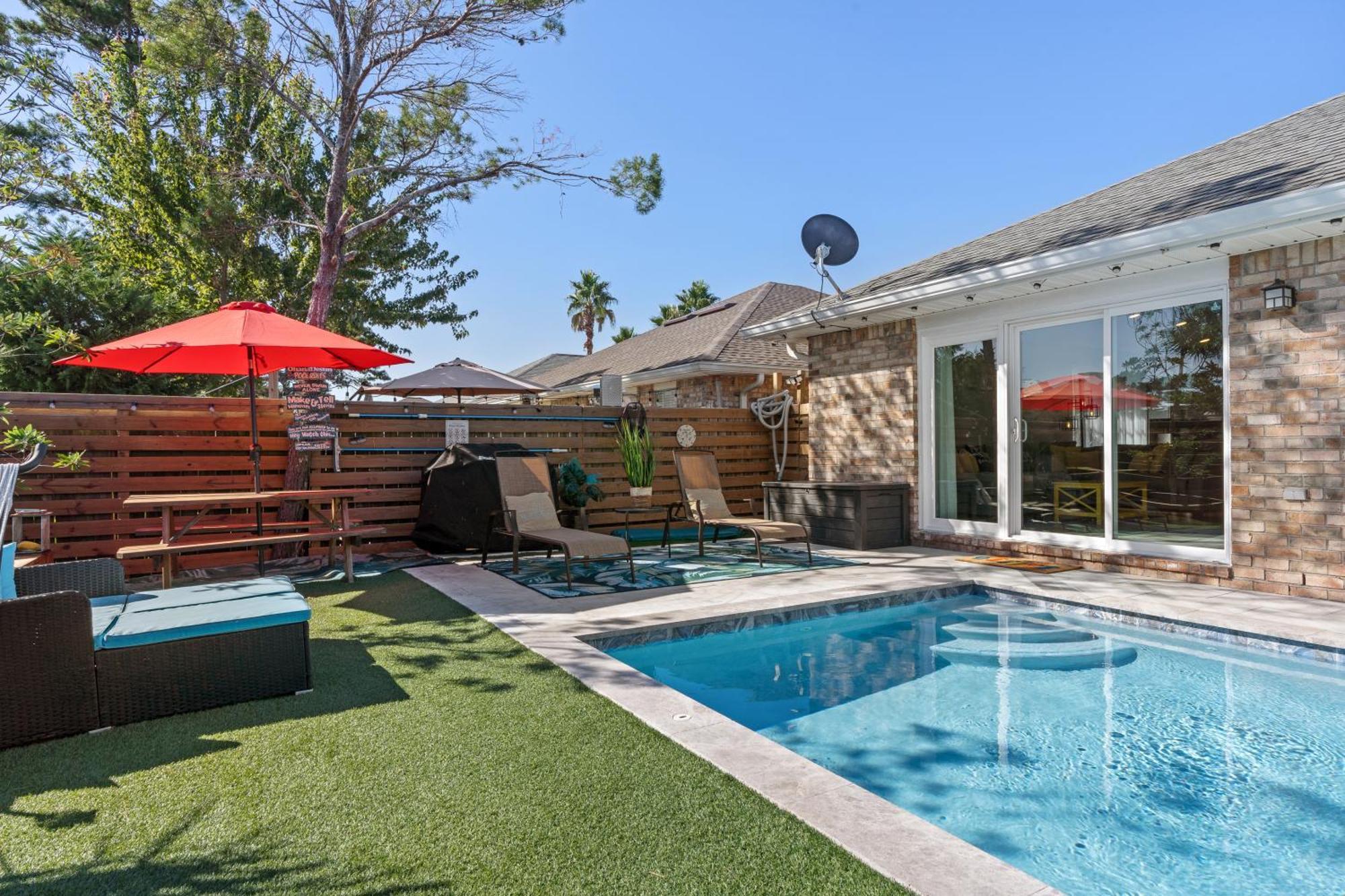 Holiday home Luxurious House, Private Heated Pool, Dedicated Office, Mins Walk To & Shops *