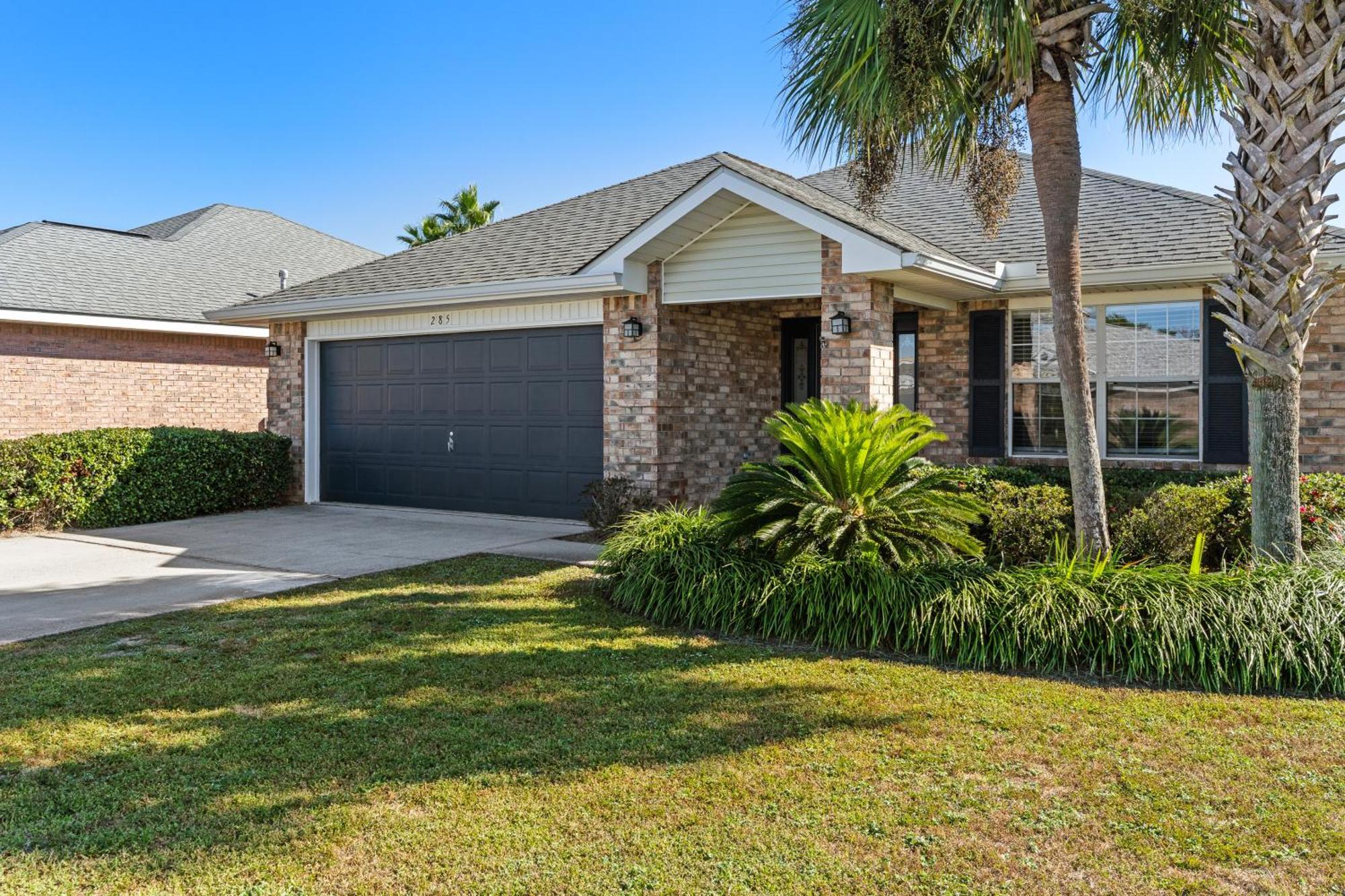 Luxurious House, Private Heated Pool, Dedicated Office, Mins Walk To & Shops *