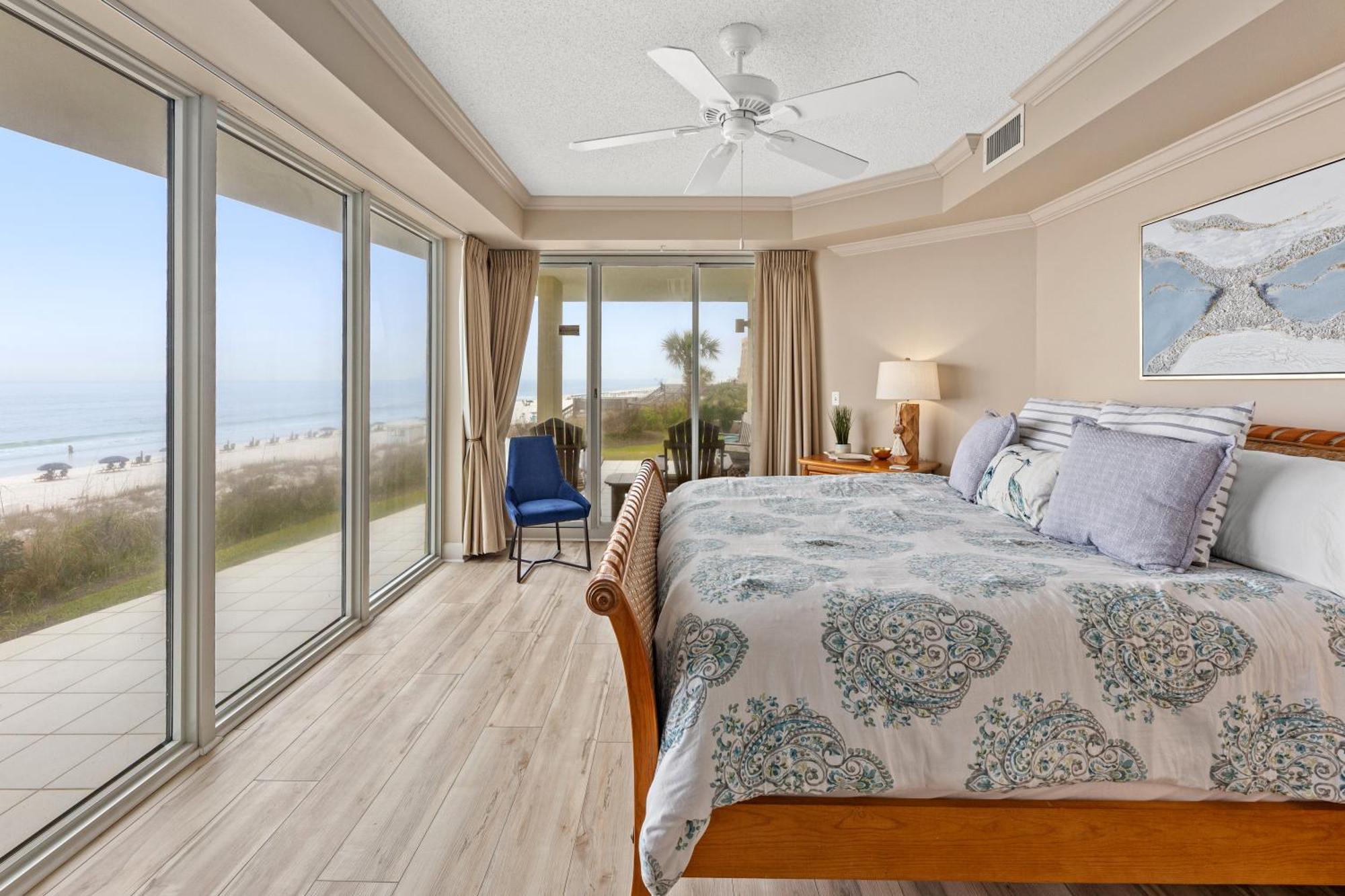 Holiday home Elegant 4bd 4ba With Stunning Ocean Views And Direct & Pool Access