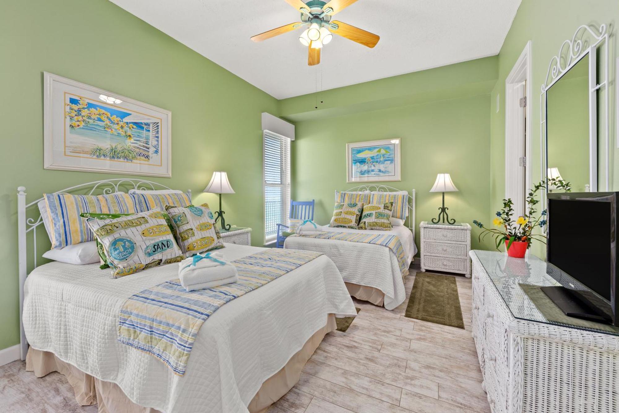 Beachfront Luxury 2bd 2ba With Balcony! Sleeps 6! Holiday home